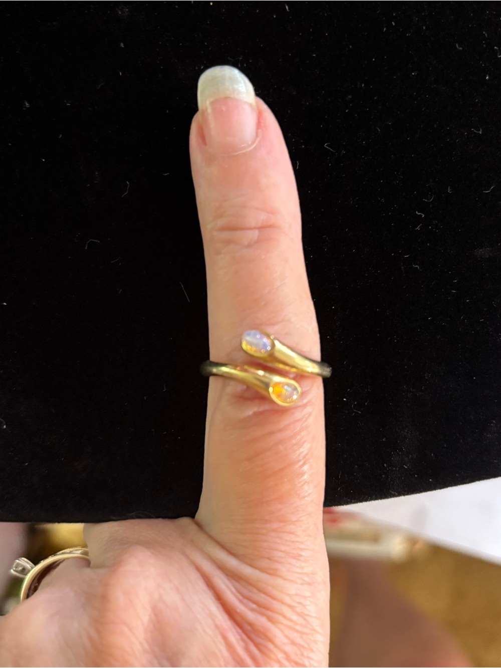 Vintage Avon Gold-Tone Wrap Ring withOpalescent Faux Stones